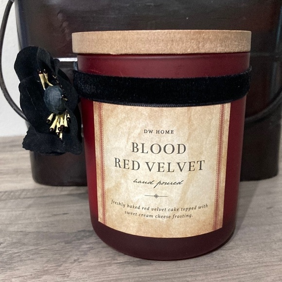 NEW DW HOME BLOOD RED VELVET JAR CANDLE WITH BLACK VELVET FLOWER - Picture 1 of 8